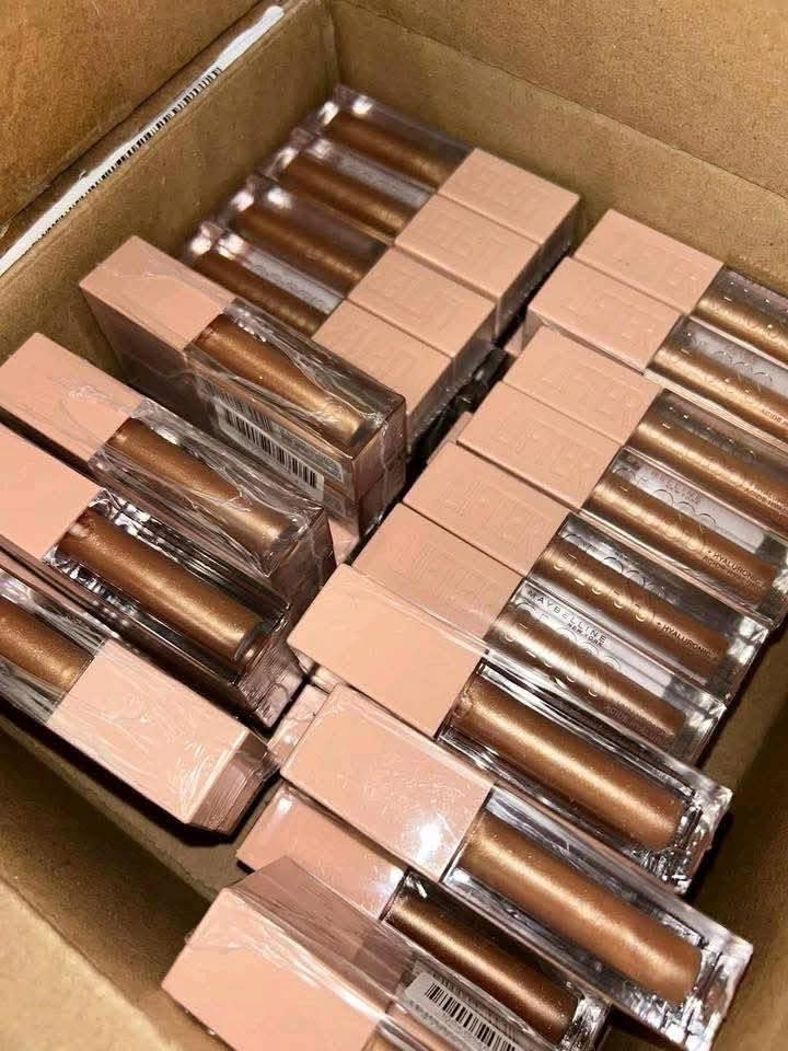 Expertly Crafted Makeup Accessory Palettes Fully Stocked