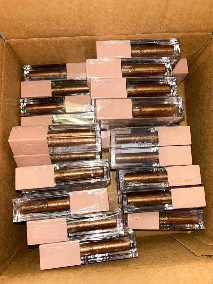 Expertly Crafted Makeup Accessory Palettes Fully Stocked