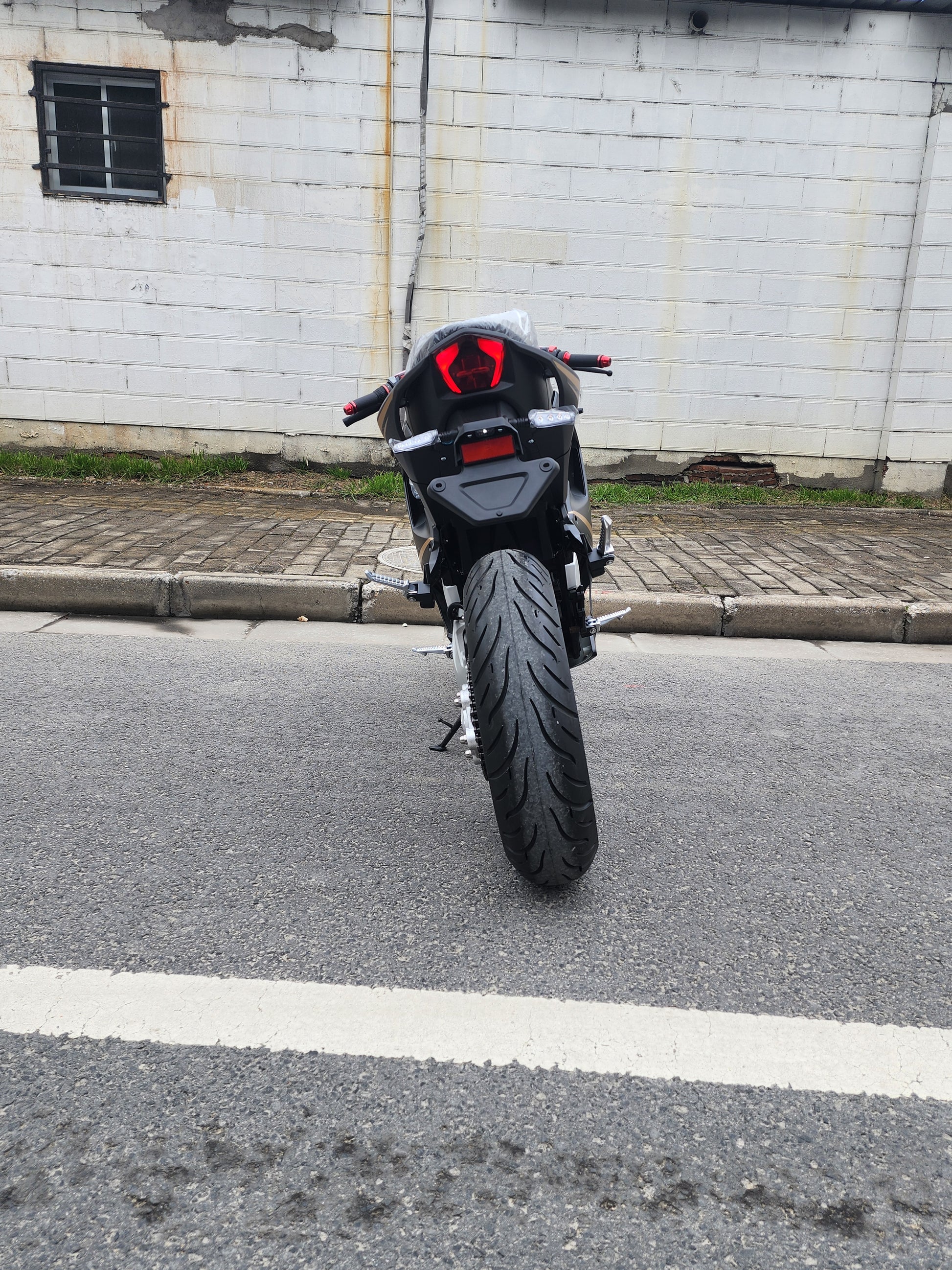 High Performance And Affordability With This Electric Motorcycle Available For Sale In Discount Price